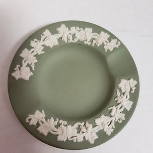 Wedgwood green ashtray. Collectible.3.75 inches across.